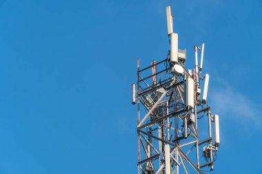 Mobil iletişim kulesi mavi gökyüzüne yakın çekim, boşluğu kopyala