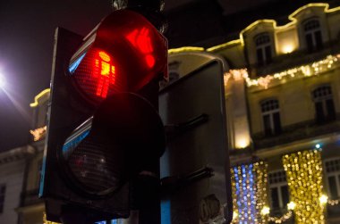 Yayalar için gece kırmızı trafik ışığı