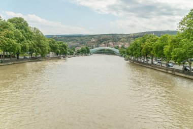 Tiflis 'teki Barış Köprüsü. Kura Nehri üzerindeki cam ve metalden oluşan gelecekteki köprünün görüntüsü