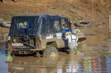 Krugloe, Belarus-6 Ekim 2018: Su ve çamur üzerinde off-road araçları