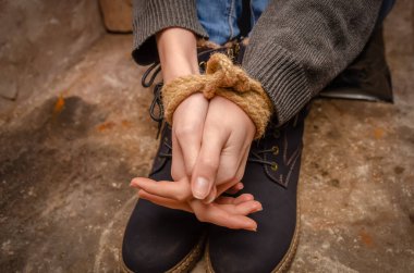 Bodrumdaki bağlanmış kızın görüntüsü.