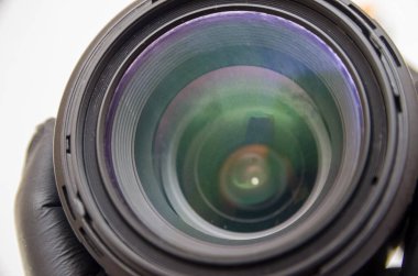 Beyaz arkaplan, hedef, fotoğrafçı, kameraman, iş, fotoğrafçı, gazeteci, video fotoğrafçı arayışı. Fotoğraf merceği onarımı