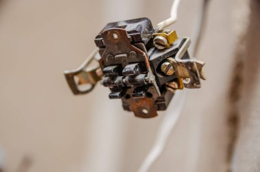 Yeni binada elektrik prizinin sökülmesi, kapatın.