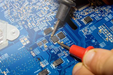 Renkli elektronik pano ve eski dizüstü bilgisayarda tamir aletleri, canlı bir konsept.