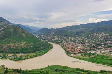 Bulutlu bir günde Mtatsminda Dağı 'ndan Tiflis' in panoramik manzarası