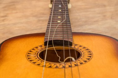 Kırık gitar telleri, gitar tamiri