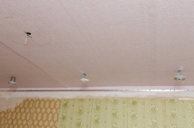 Esnek, beyaz bir tavana spot ışıkları kurulumu