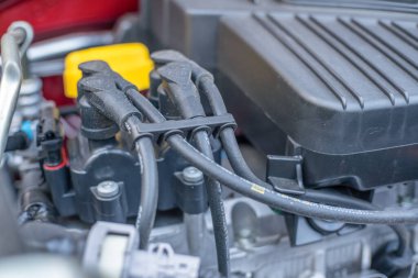 Yeni bir araba motorunun kapanışı.