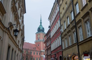 Kraliyet Kalesi, Polonya 'nın Varşova kentindeki eski kasaba evleri. Akşam manzarası.