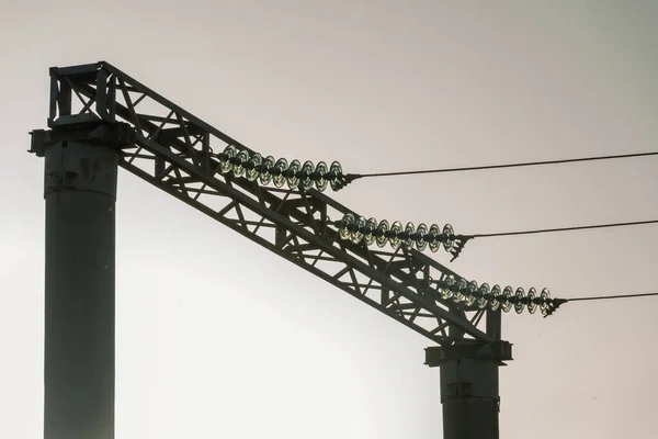 连在电线杆上的电线 电线杆上的电缆和电线的混乱 电线杆上的许多电缆和电话线 — 图库照片
