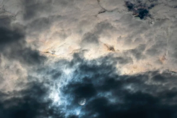 Cielo Con Nubes Oscuras Sol Hermoso Fondo — Foto de Stock