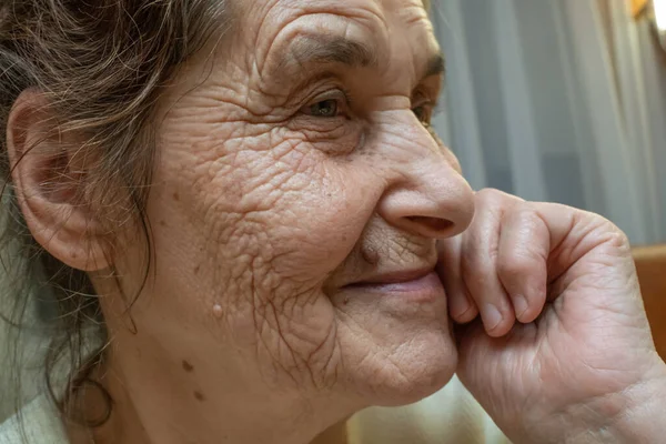Портрет Счастливой Улыбающейся Пожилой Женщины Родинкой Над Губой — стоковое фото