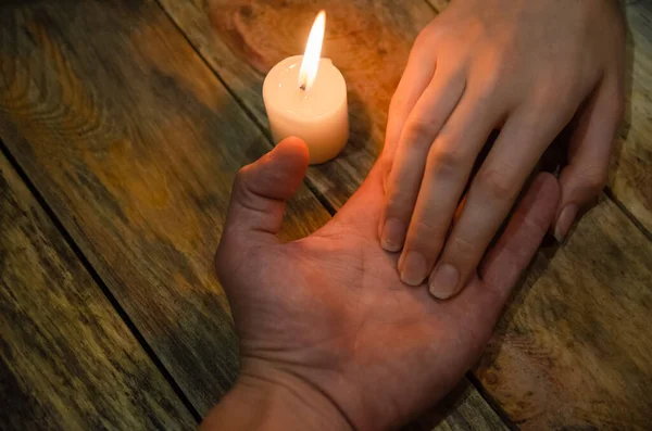 Adivino Mujer Lee Las Líneas Mano Hombre Predice Futuro Las —  Fotos de Stock