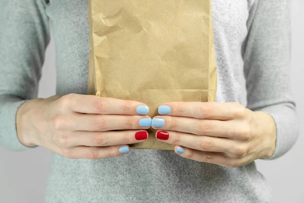 Las Manos Las Mujeres Sostienen Una Bolsa Papel Delante Ellas — Foto de Stock