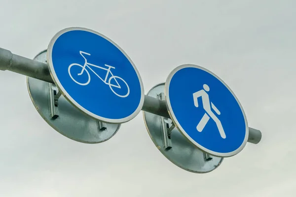 Δύο Πινακίδες Δίπλα Δίπλα Για Πεζούς Και Ποδηλάτες Κλείνουν Στον — Φωτογραφία Αρχείου