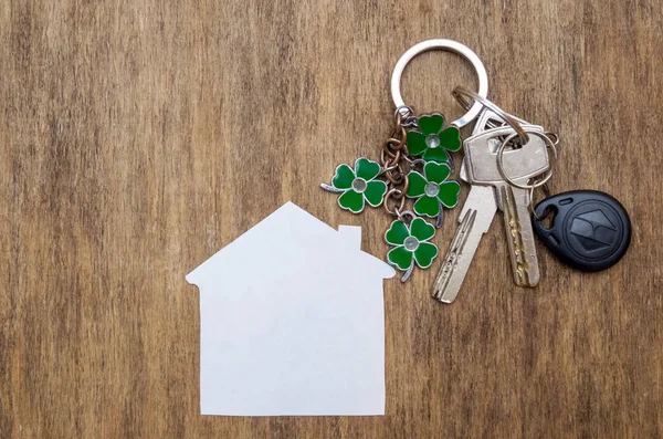 Ezüst Kulcsok Egy Kulcstartó Formájában Egy Négylevelű Lóhere Egy Ház — Stock Fotó