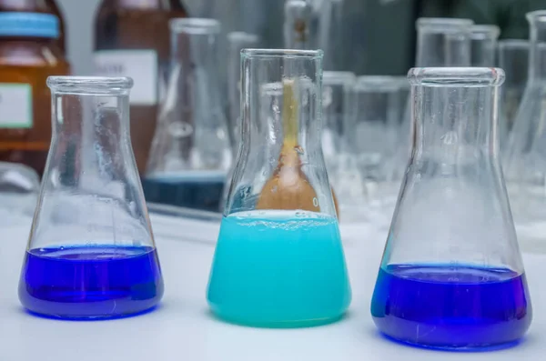 테이블 색상의 액체가 실험실 화학적 — 스톡 사진