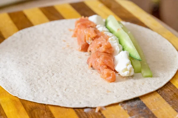 Prozess Des Kochens Tortilla Rollen Lachs Zarter Käse Salat Frische — Stockfoto