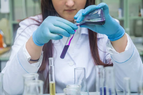 Femme Chimiste Tient Tube Essai Verre Dans Main Déborde Une — Photo