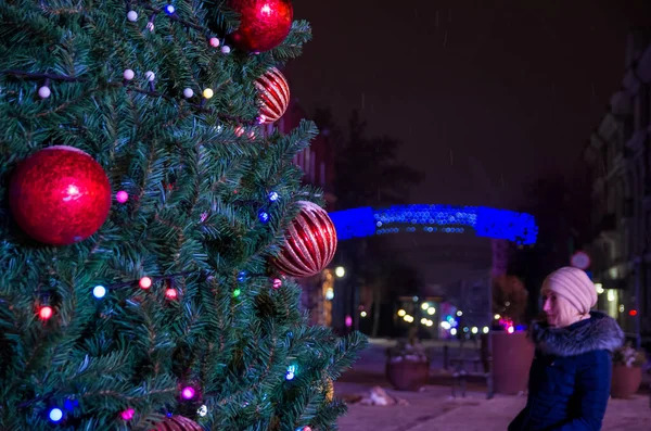 通りに飾られたクリスマスツリー クリスマスツリーの近くの女の子 — ストック写真