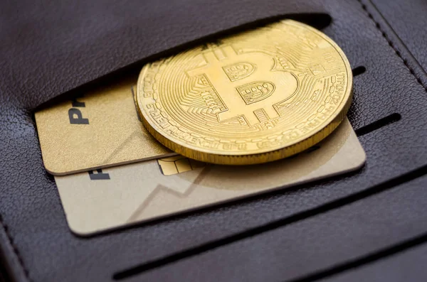 Geldbörse Mit Goldenem Bitcoin Und Kreditkarten Auf Schwarzem Hintergrund Nahaufnahme — Stockfoto