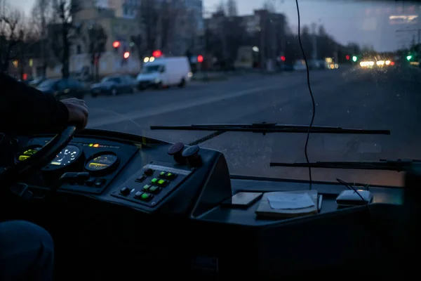 Conducteur Volant Trolleybus Dans Noir — Photo