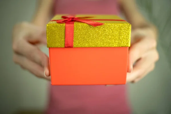 Niña Sosteniendo Una Caja Regalo Brillante Color Amarillo Rojo Espacio — Foto de Stock