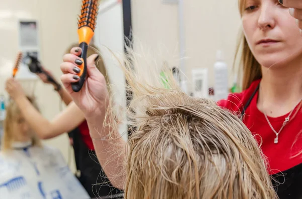 Penteado Secador Cabelo Para Uma Menina Loira — Fotografia de Stock