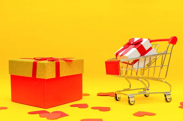 Geschenkbox Warenkorb Und Große Geschenkbox Auf Gelbem Hintergrund Neben Roten — Stockfoto