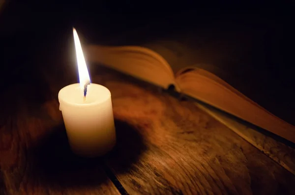 Vela Encendida Libro Sobre Mesa Oscuridad Sobre Mesa Madera Concepto —  Fotos de Stock