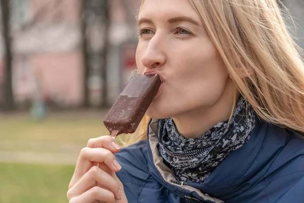 Menina Loira Comer Chocolate Coberto Sorvete — Fotografia de Stock