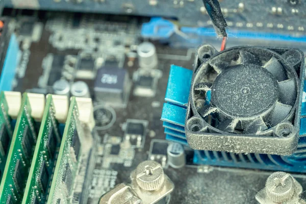 マザーボードからのほこりっぽいDdr コンピュータ機器の修理 清掃サービス — ストック写真