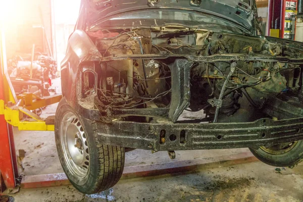 Rozmontowany Samochód Podnośniku Naprawa Samochodu — Zdjęcie stockowe
