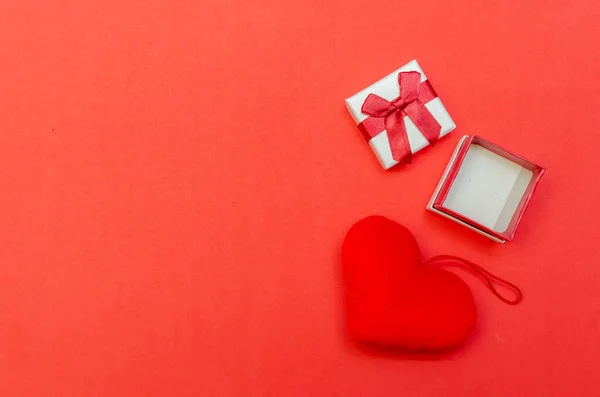 Κενό Ανοιχτό Κουτί Δαχτυλίδι Και Καρδιά Κόκκινο Φόντο Έννοια Της — Φωτογραφία Αρχείου