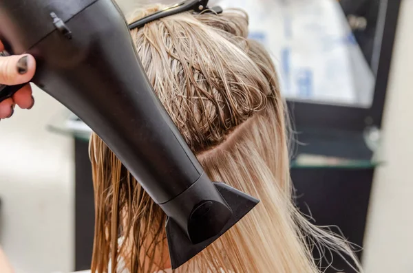 Estilo Cabelo Secador Cabelo Para Uma Menina Loira — Fotografia de Stock