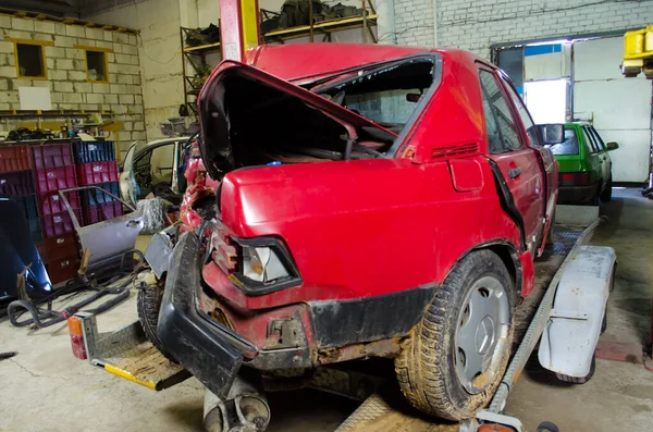 Stary Uszkodzony Czerwony Samochód Wypadku Garażu — Zdjęcie stockowe