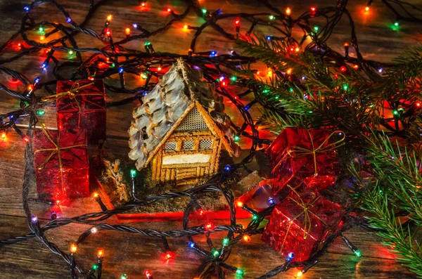 Speelgoedhuis Een Houten Achtergrond Verpakt Kerstslinger Zijn Kleine Geschenken Takken — Stockfoto