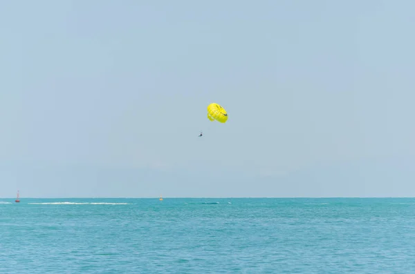 Con Paracaídas Amarillo Para Parasailing Hombre Volando Por Aire Fondo —  Fotos de Stock