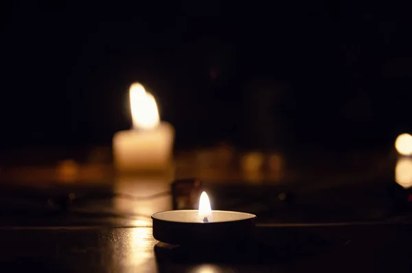 Candele Accese Buio Con Una Copia Dello Spazio Concetto Magia — Foto Stock