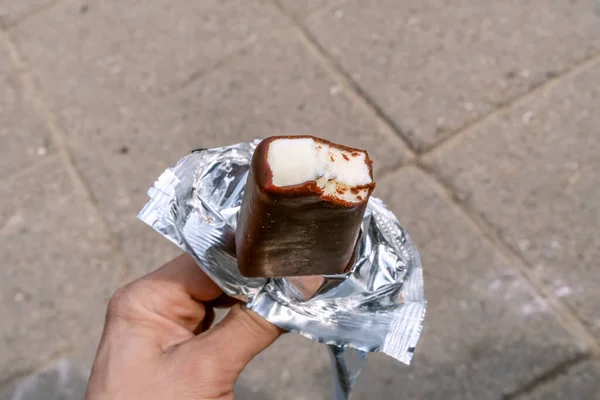 Mão Homem Segurando Sorvete Branco Coberto Com Chocolate Invólucro Fundo — Fotografia de Stock