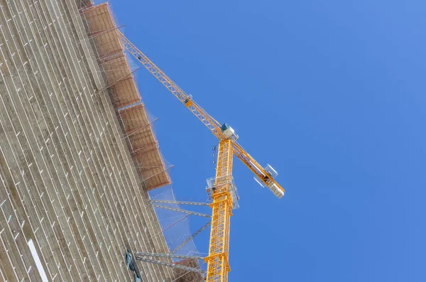Construção Edifício Vários Andares Contra Céu Azul Fica Lado Guindaste — Fotografia de Stock