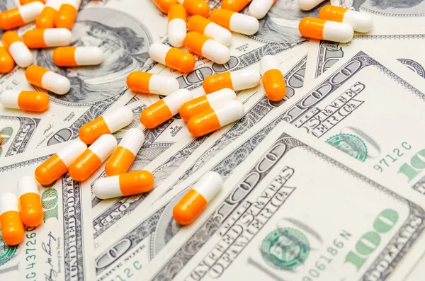 Masse Hvide Orange Tabletter Baggrund Dollarsedler Close Begrebet Forsikring Medicin - Stock-foto