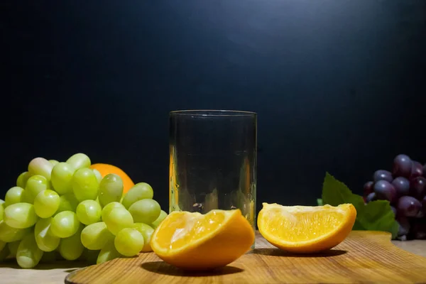Orange Slices Grapes Wooden Board Empty Juice Glass Beautiful Background — Stock Photo, Image