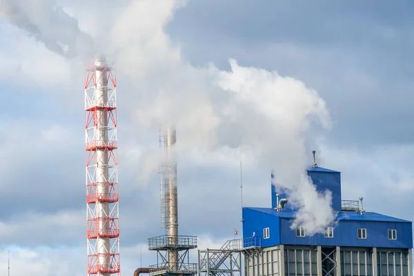 Gyár Füstölgő Csövek Háttérben Szürke Kék Napsütéses Időben Környezetszennyezés Ökológia — Stock Fotó