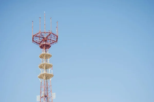 Technológiai Kommunikációs Torony Antenna Telefon Kapcsolat Kék Háttér — Stock Fotó