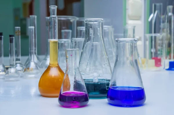 Artículos Vidrio Laboratorio Con Líquido Multicolor Mesa Análisis Químico — Foto de Stock