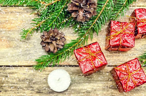 Mini Regalos Rojos Sobre Fondo Madera Entre Ramas Abeto Velas — Foto de Stock