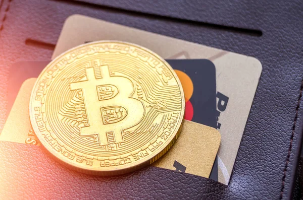 Geldbörse Mit Goldenem Bitcoin Und Kreditkarten Auf Schwarzem Hintergrund Nahaufnahme — Stockfoto