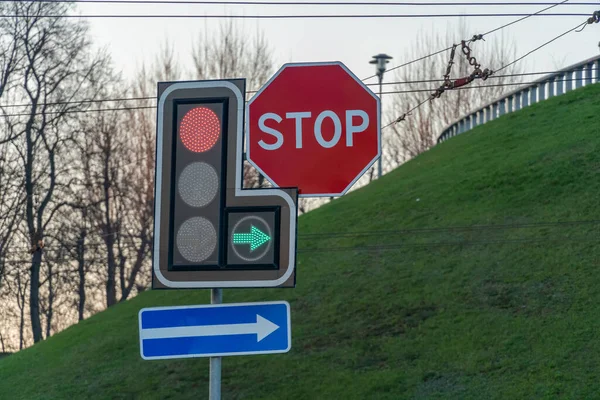 右交通信号灯的绿色信号灯和左交通信号灯的红色信号灯亮着 停止签名 交通灯和城市概念 — 图库照片