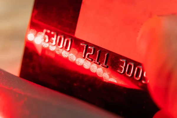 Cartão Crédito Passado Através Terminal Luz Das Luzes Vermelhas Macro — Fotografia de Stock